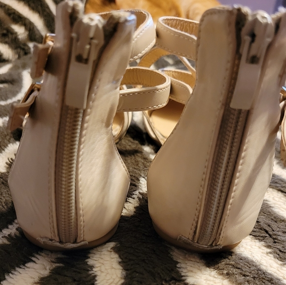 Flat Shoes - Picture 4 of 6